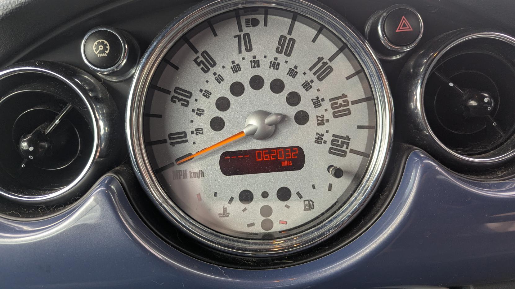 MINI Convertible 1.6 Cooper Convertible 2dr Petrol Manual Euro 3 (115 ps)