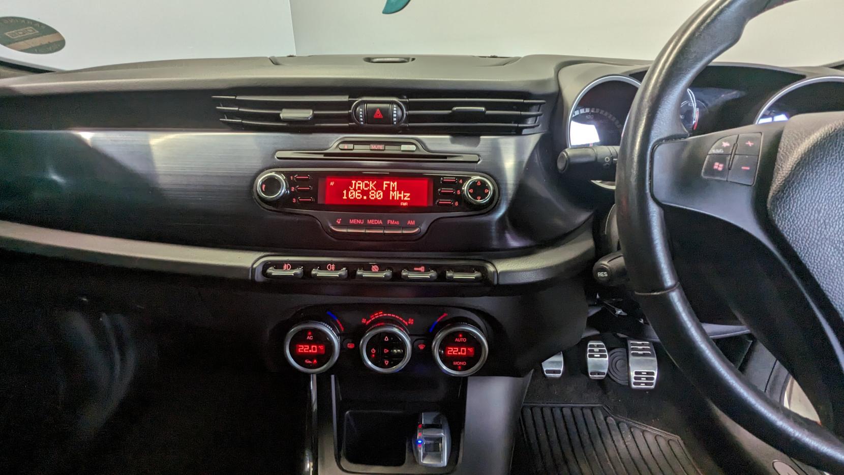 Alfa Romeo Giulietta 1.6 JTDM-2 Veloce Hatchback 5dr Diesel Manual Euro 5 (s/s) (105 bhp)