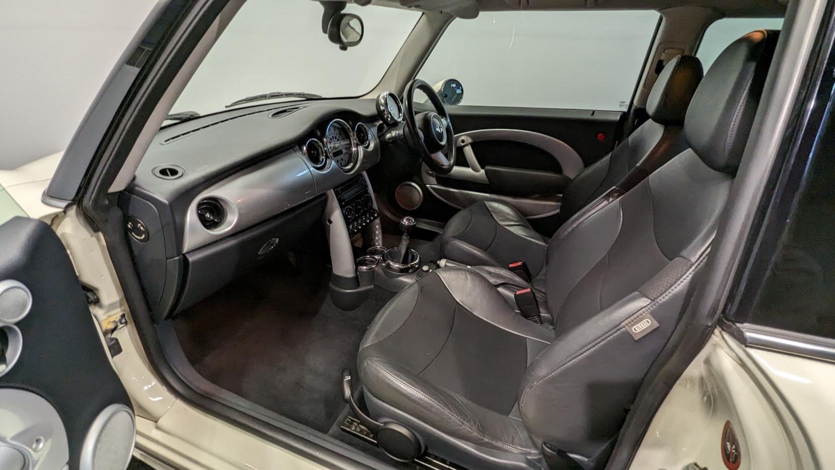 MINI Hatch 1.6 Cooper Hatchback 3dr Petrol Manual Euro 4 (116 bhp)