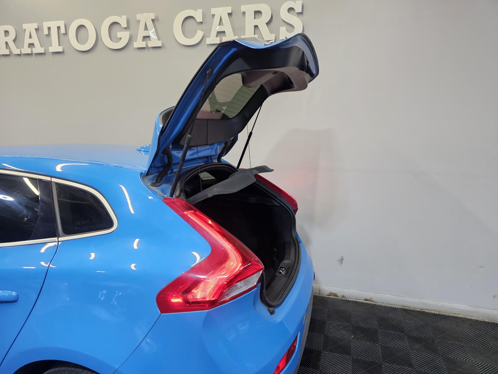 Volvo V40 2.0 T2 R-Design Hatchback 5dr Petrol Manual Euro 6 (s/s) (122 ps)