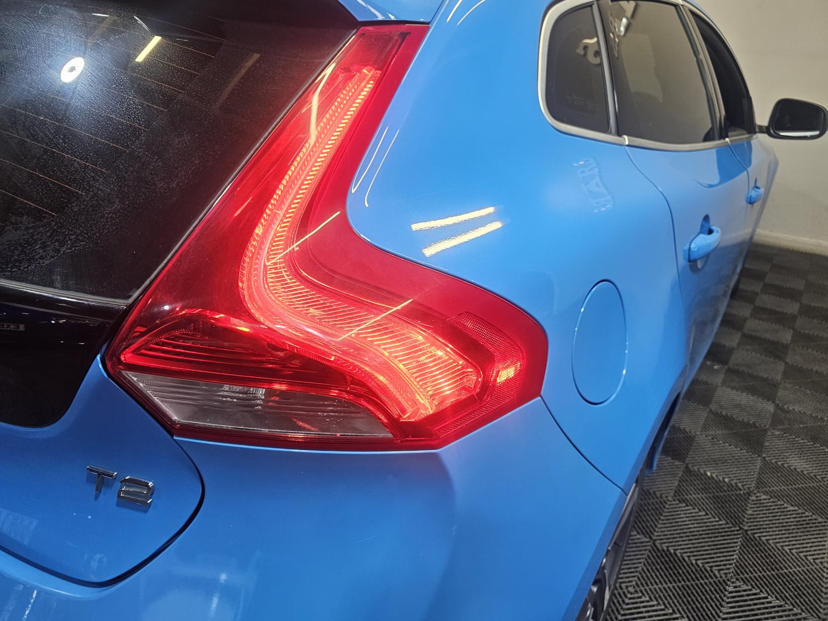 Volvo V40 2.0 T2 R-Design Hatchback 5dr Petrol Manual Euro 6 (s/s) (122 ps)