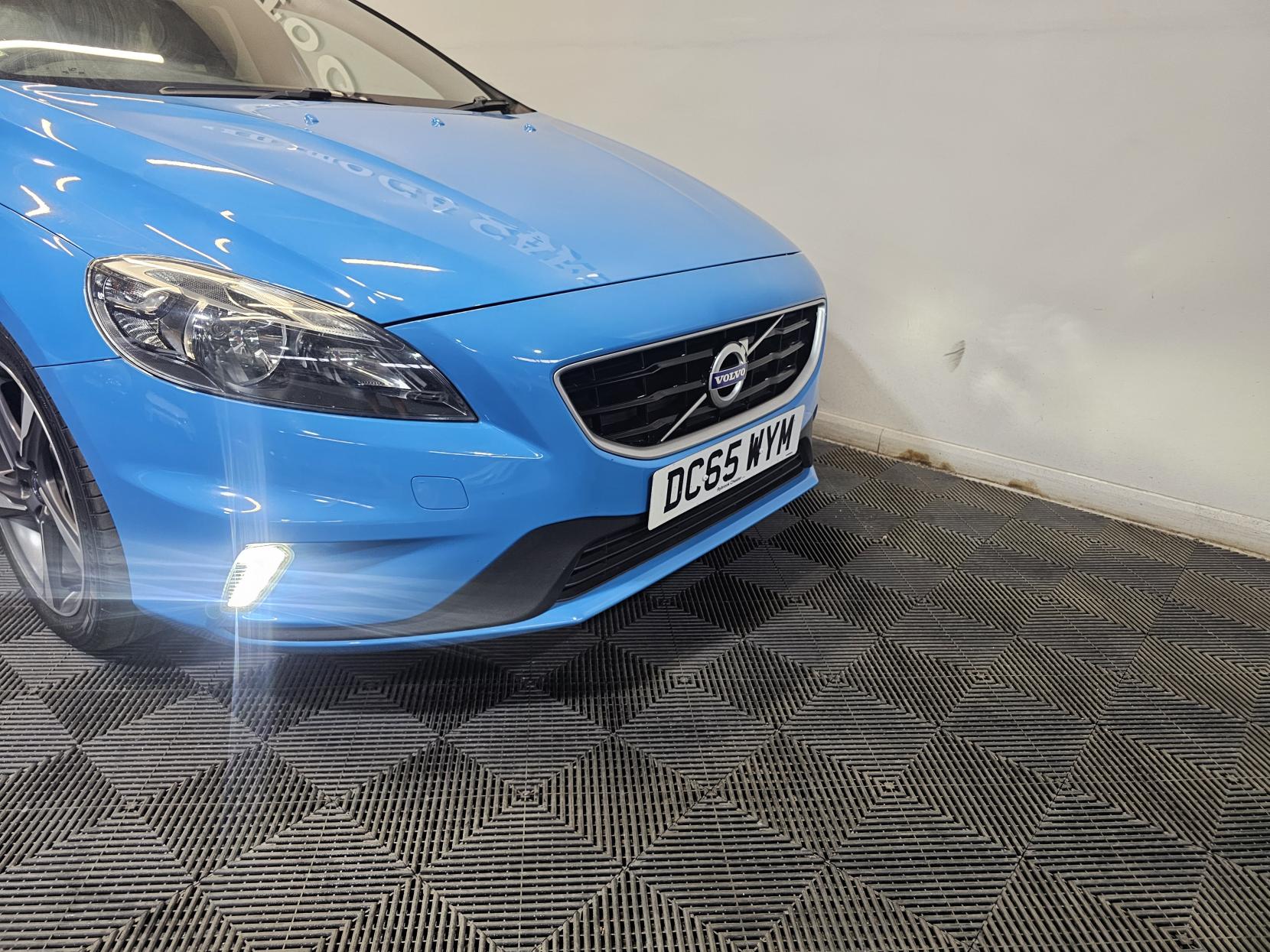 Volvo V40 2.0 T2 R-Design Hatchback 5dr Petrol Manual Euro 6 (s/s) (122 ps)