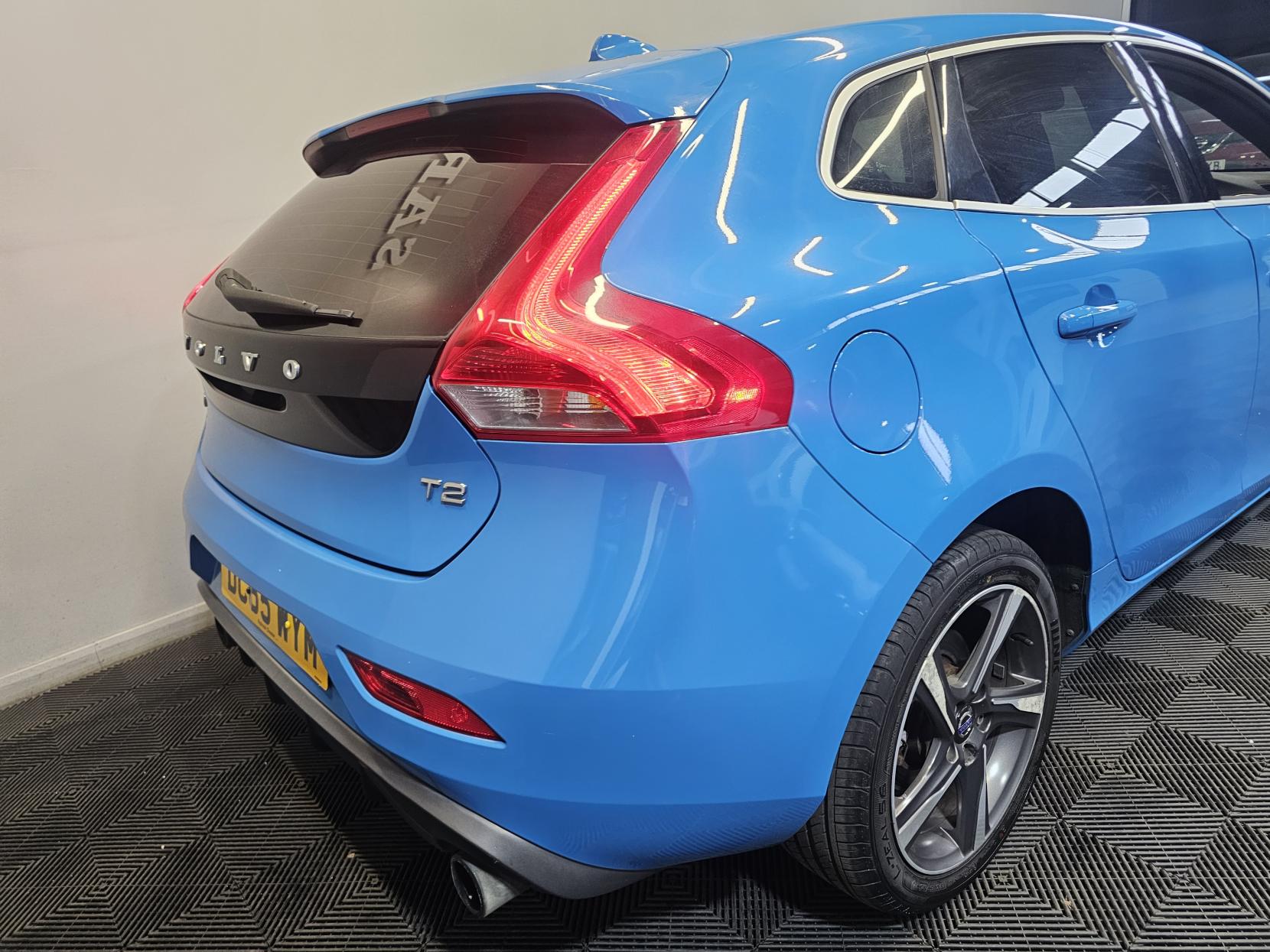 Volvo V40 2.0 T2 R-Design Hatchback 5dr Petrol Manual Euro 6 (s/s) (122 ps)