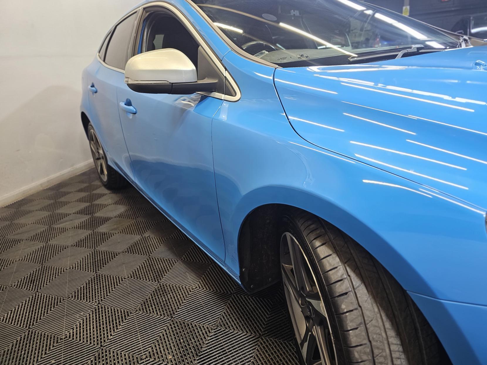 Volvo V40 2.0 T2 R-Design Hatchback 5dr Petrol Manual Euro 6 (s/s) (122 ps)