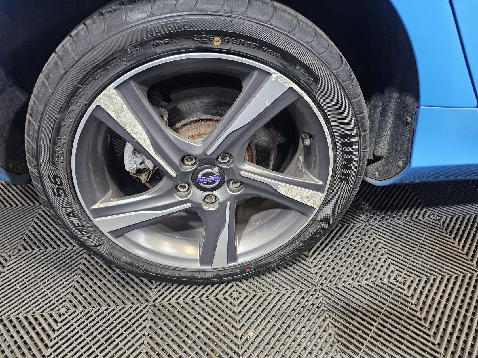 Volvo V40 2.0 T2 R-Design Hatchback 5dr Petrol Manual Euro 6 (s/s) (122 ps)