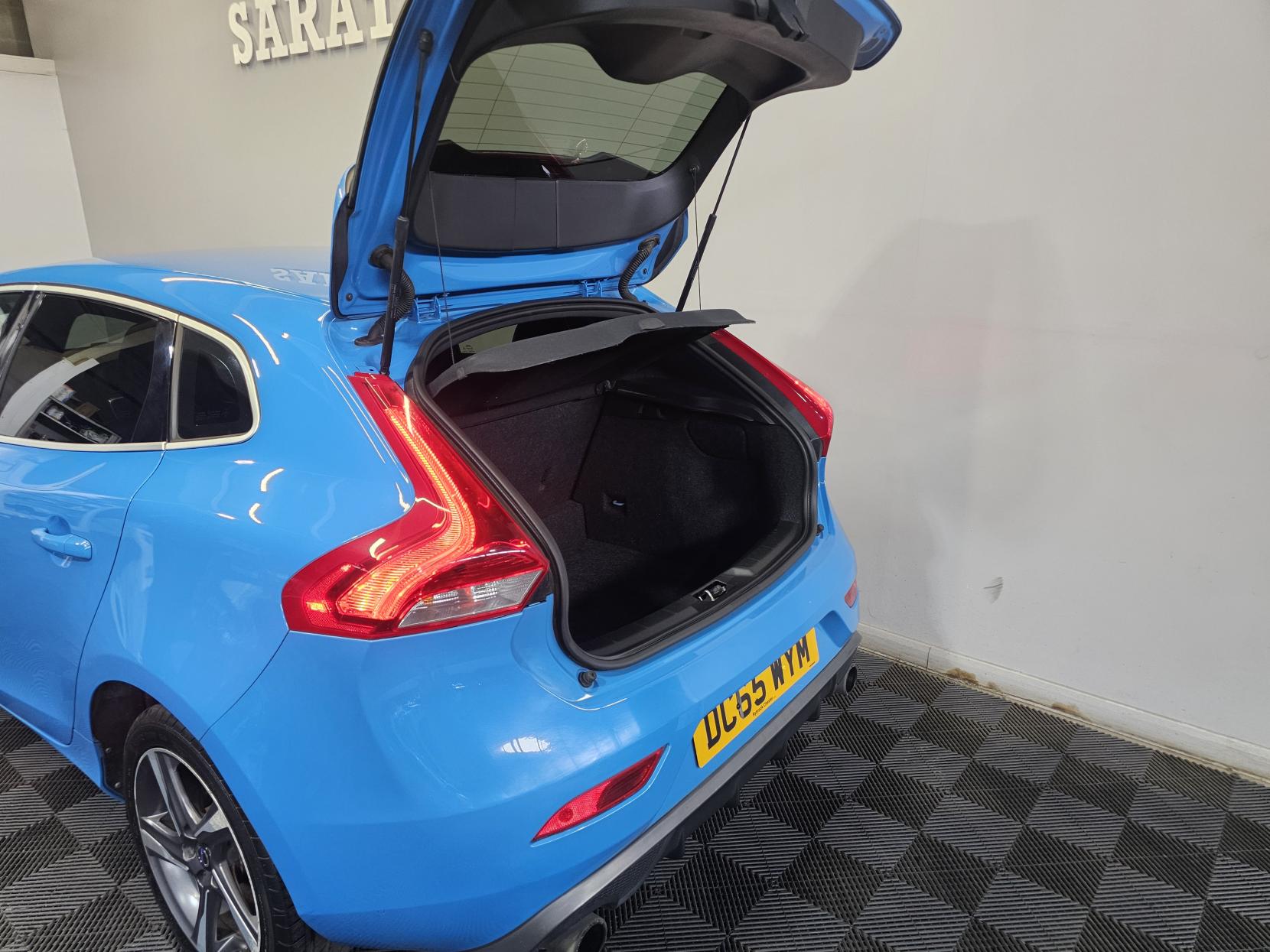 Volvo V40 2.0 T2 R-Design Hatchback 5dr Petrol Manual Euro 6 (s/s) (122 ps)