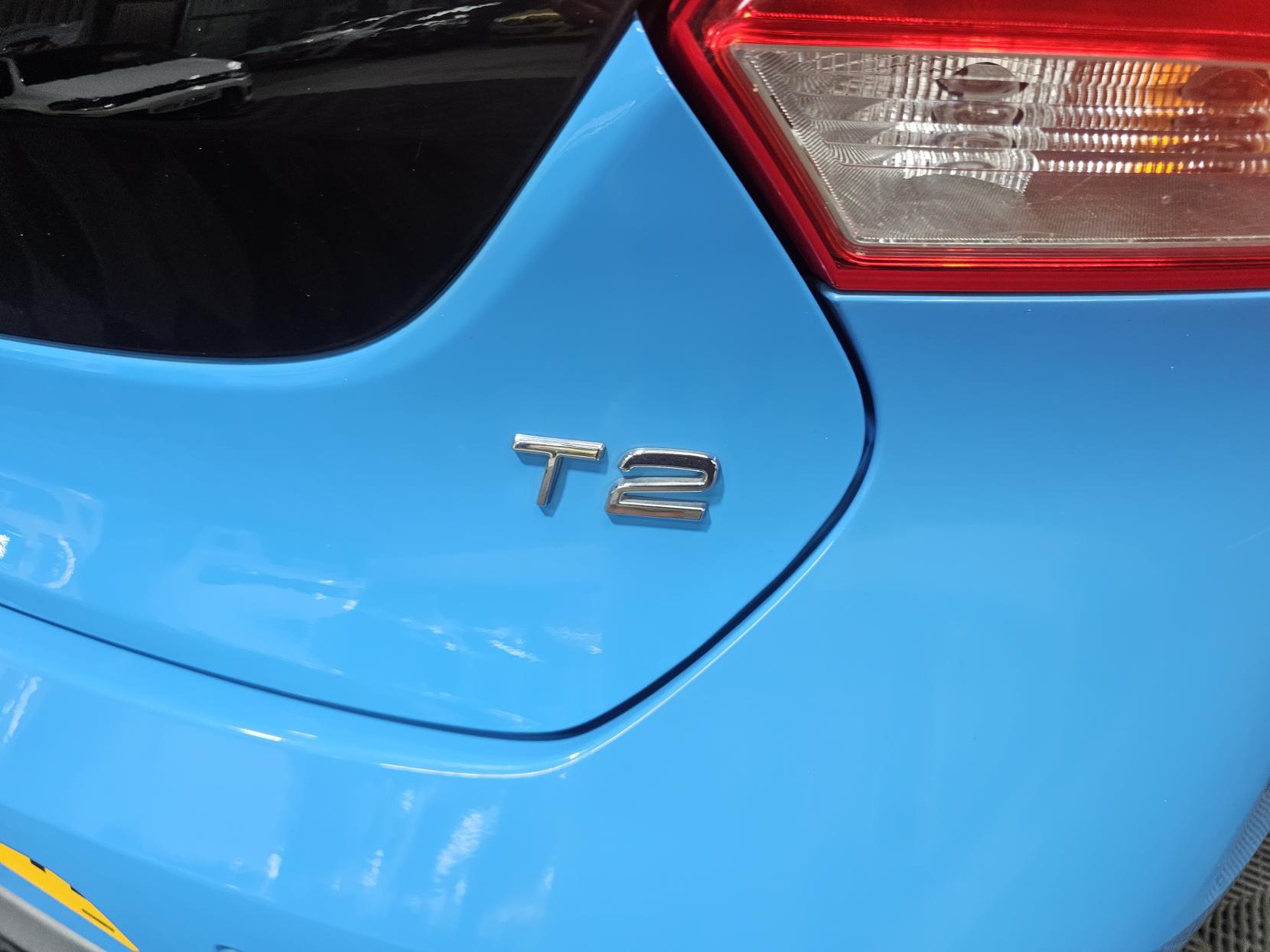 Volvo V40 2.0 T2 R-Design Hatchback 5dr Petrol Manual Euro 6 (s/s) (122 ps)
