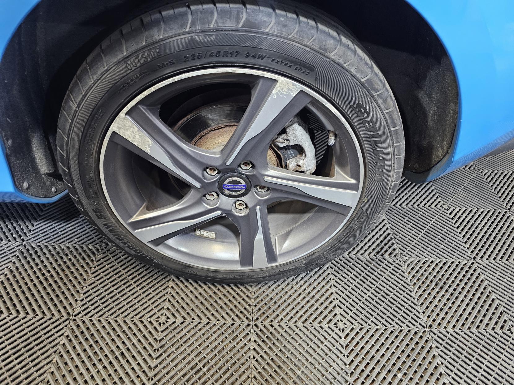 Volvo V40 2.0 T2 R-Design Hatchback 5dr Petrol Manual Euro 6 (s/s) (122 ps)