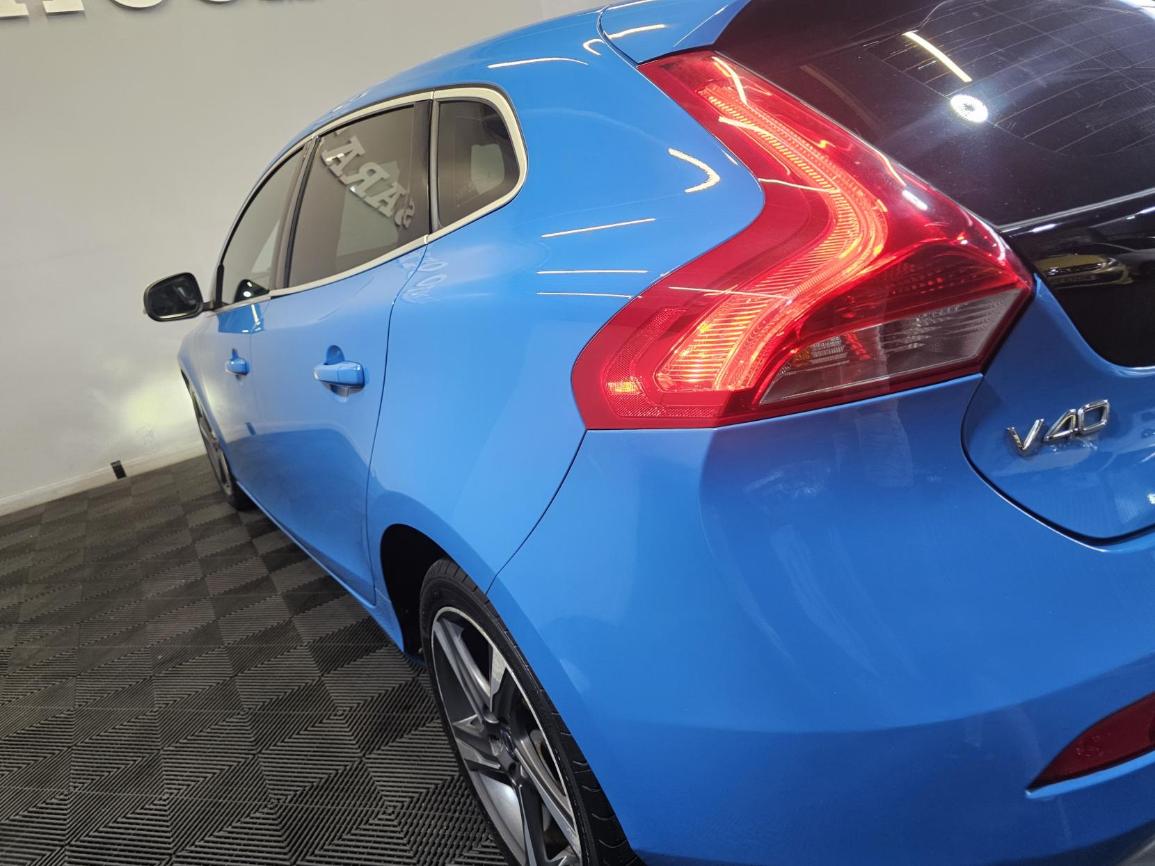 Volvo V40 2.0 T2 R-Design Hatchback 5dr Petrol Manual Euro 6 (s/s) (122 ps)