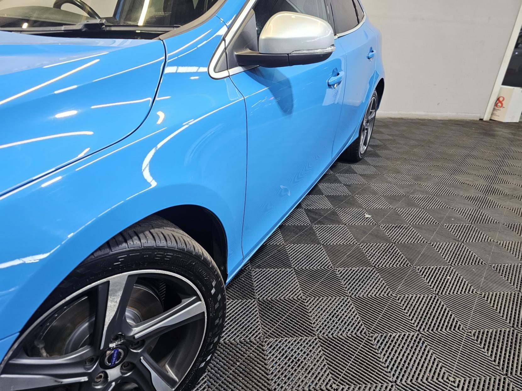 Volvo V40 2.0 T2 R-Design Hatchback 5dr Petrol Manual Euro 6 (s/s) (122 ps)