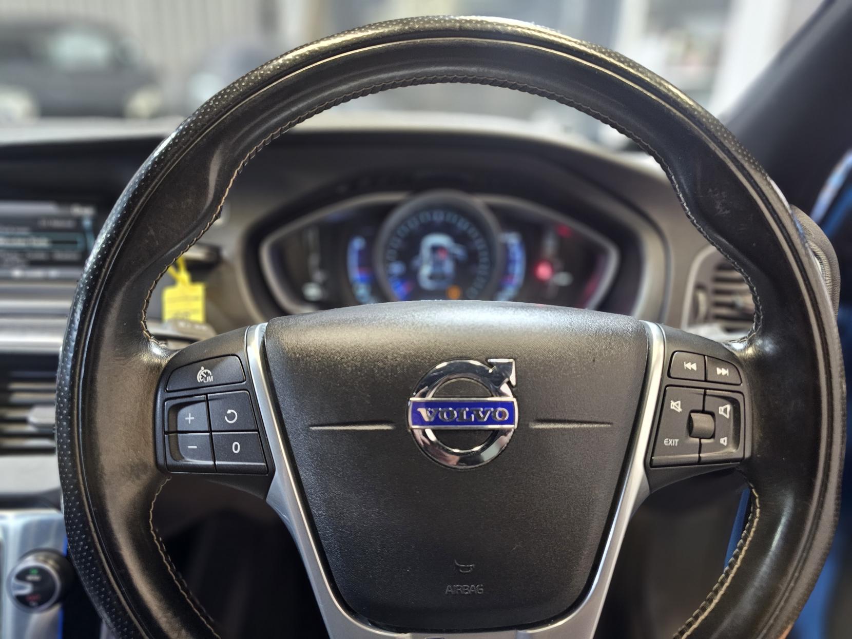 Volvo V40 2.0 T2 R-Design Hatchback 5dr Petrol Manual Euro 6 (s/s) (122 ps)