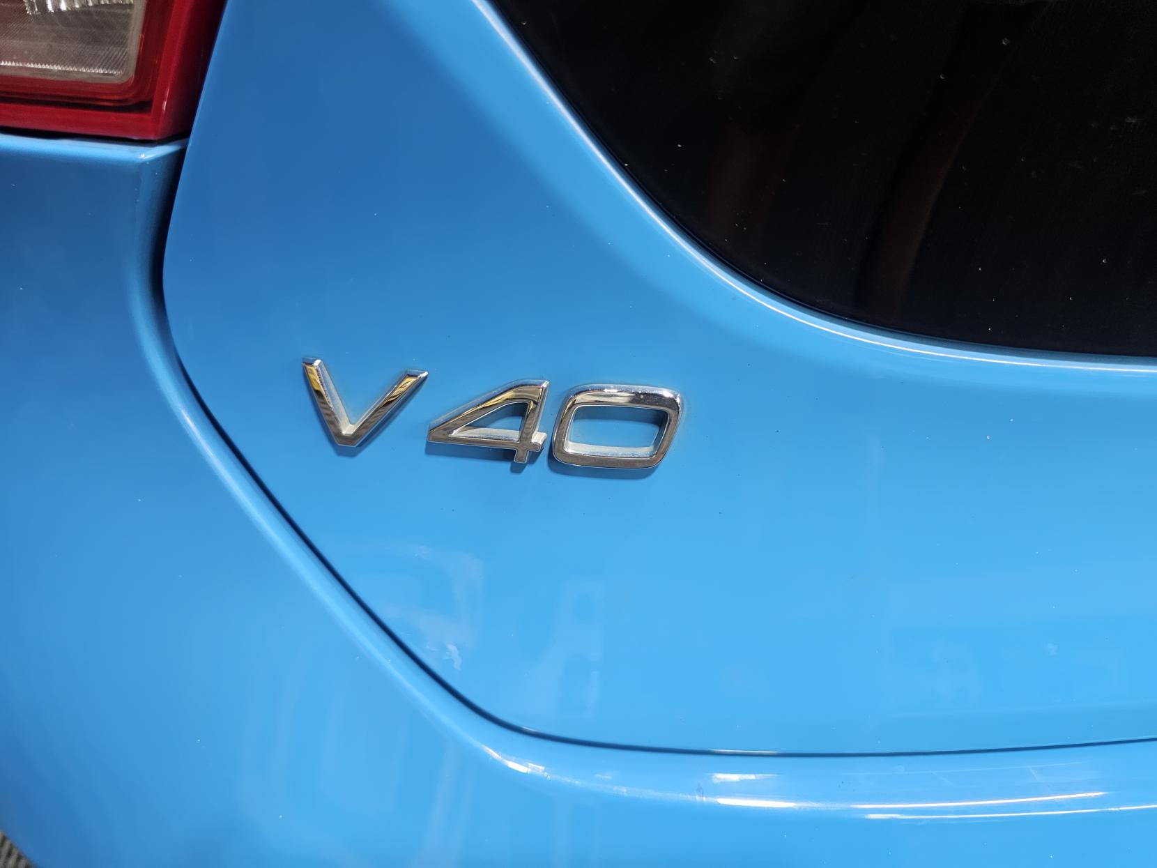 Volvo V40 2.0 T2 R-Design Hatchback 5dr Petrol Manual Euro 6 (s/s) (122 ps)