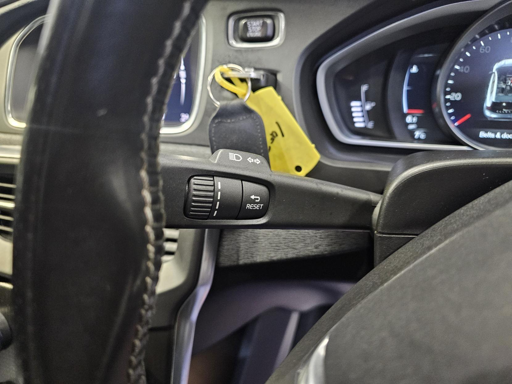 Volvo V40 2.0 D2 R-Design Nav Plus Hatchback 5dr Diesel Manual Euro 6 (s/s) (120 ps)