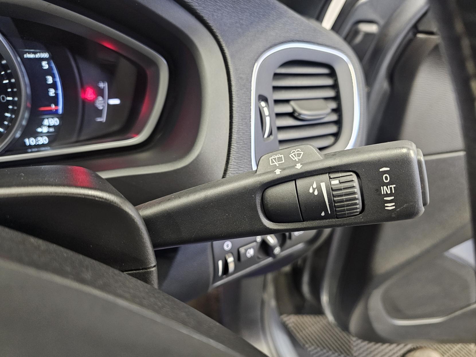 Volvo V40 2.0 D2 R-Design Nav Plus Hatchback 5dr Diesel Manual Euro 6 (s/s) (120 ps)