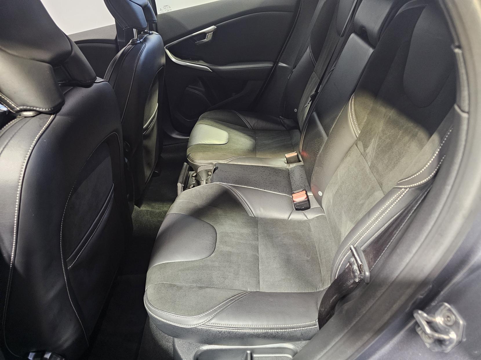 Volvo V40 2.0 D2 R-Design Nav Plus Hatchback 5dr Diesel Manual Euro 6 (s/s) (120 ps)