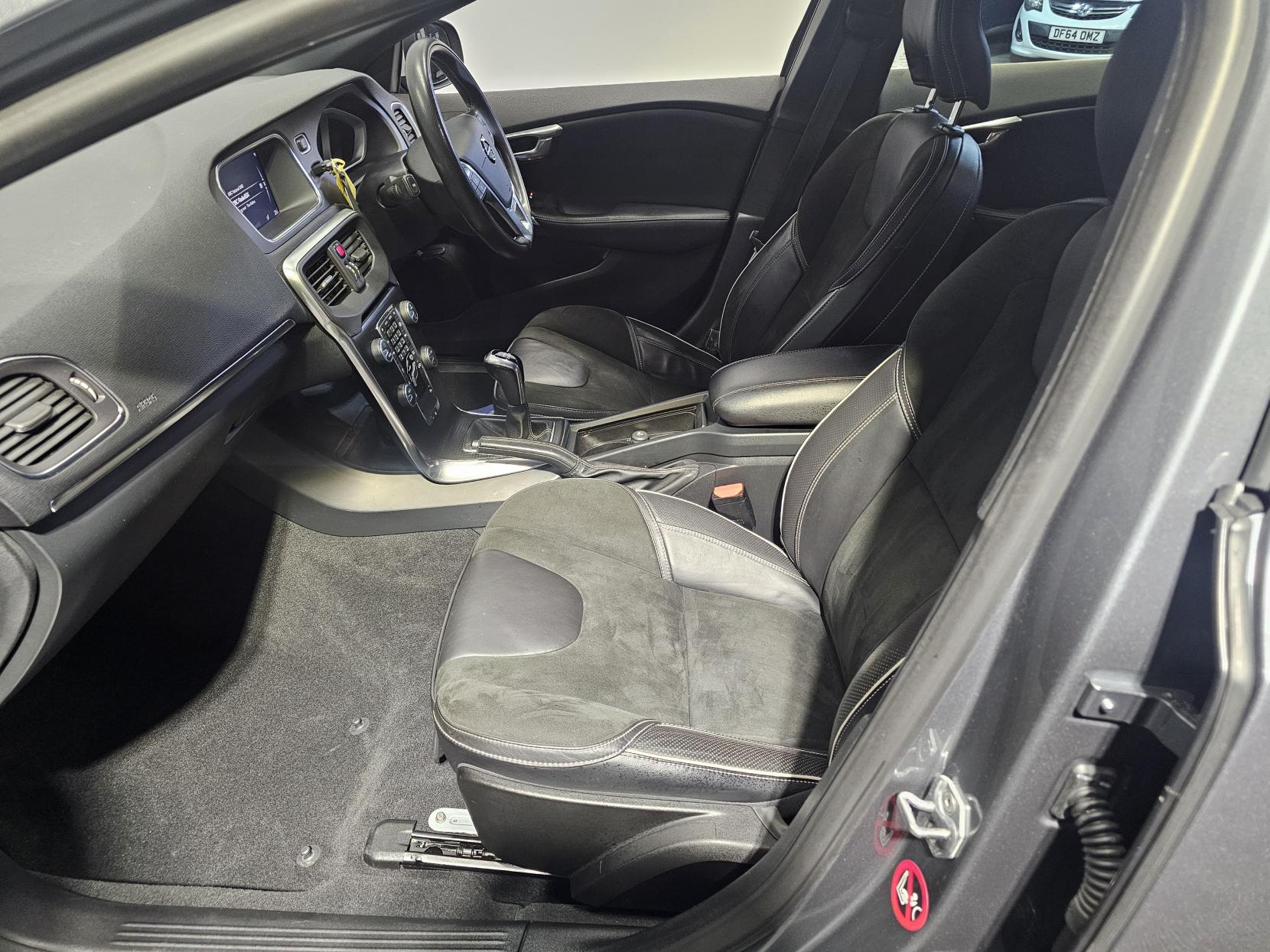 Volvo V40 2.0 D2 R-Design Nav Plus Hatchback 5dr Diesel Manual Euro 6 (s/s) (120 ps)