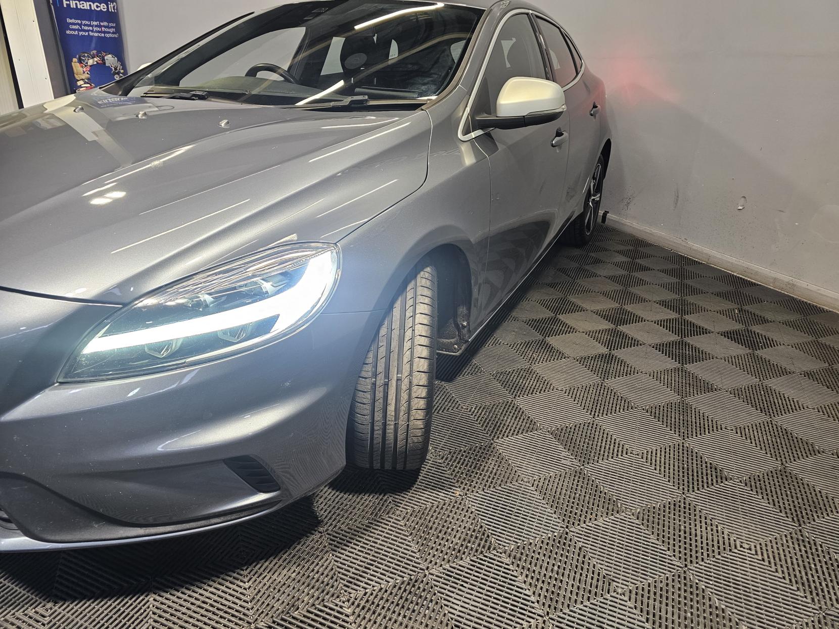 Volvo V40 2.0 D2 R-Design Nav Plus Hatchback 5dr Diesel Manual Euro 6 (s/s) (120 ps)