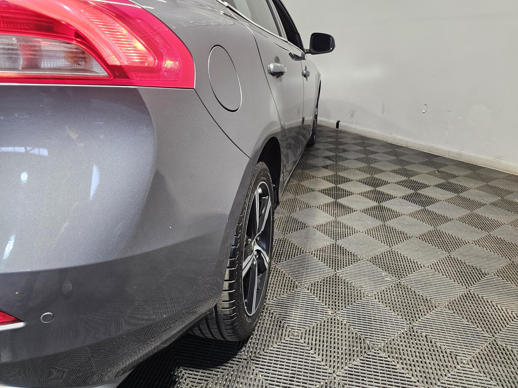 Volvo V40 2.0 D2 R-Design Nav Plus Hatchback 5dr Diesel Manual Euro 6 (s/s) (120 ps)