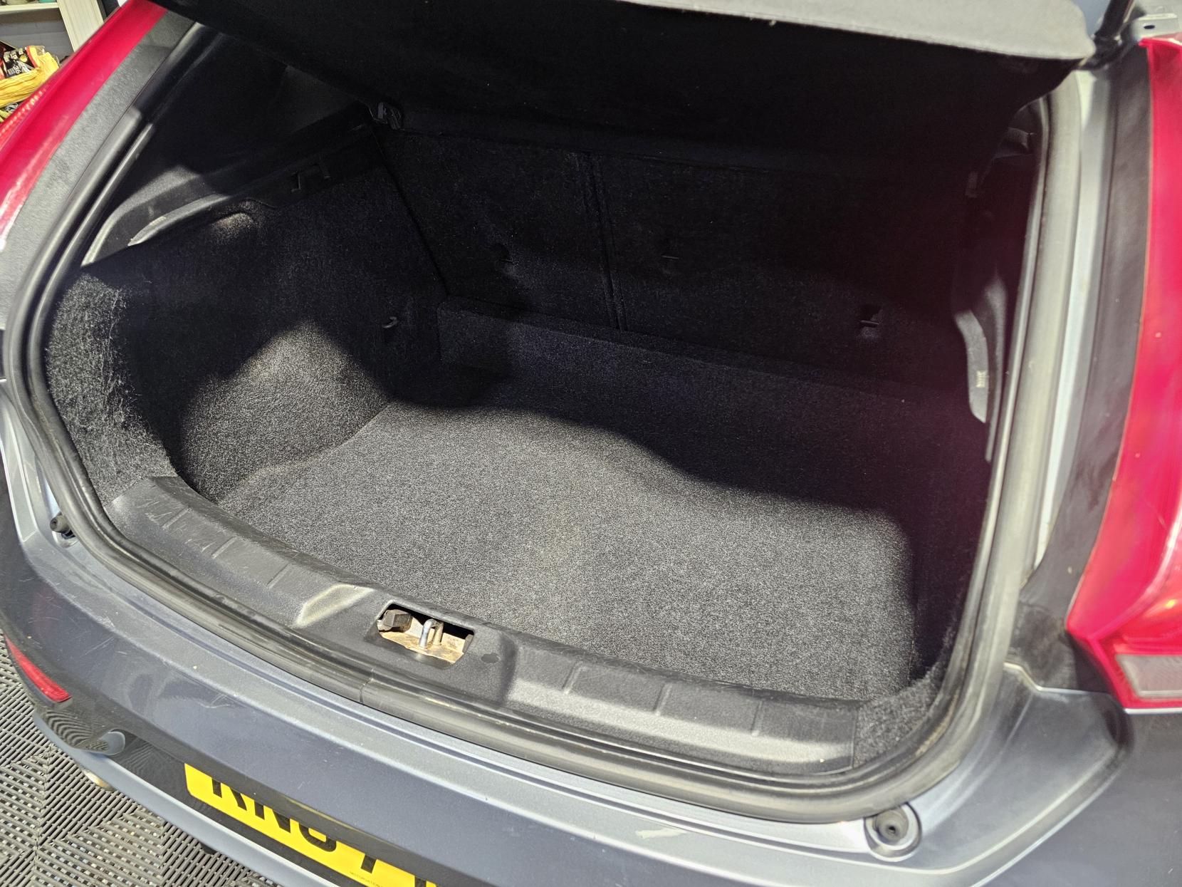 Volvo V40 2.0 D2 R-Design Nav Plus Hatchback 5dr Diesel Manual Euro 6 (s/s) (120 ps)