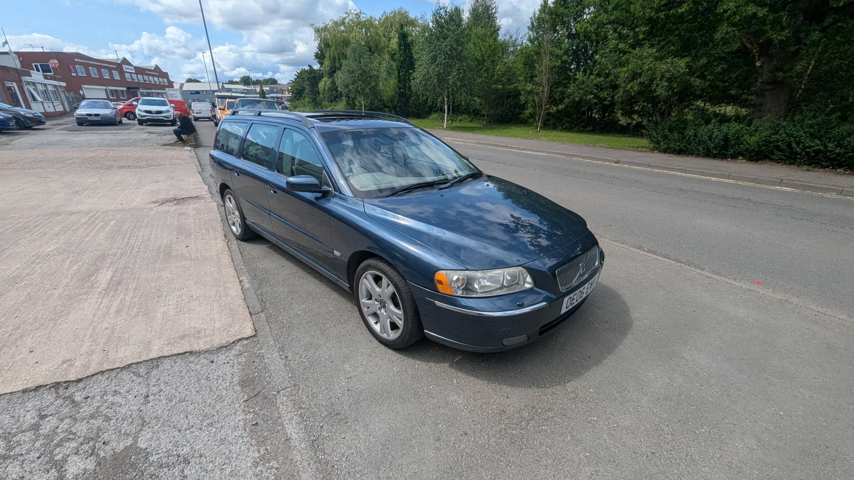 Volvo V70 2.4 D5 SE Estate 5dr Diesel Automatic (215 g/km, 185 bhp)