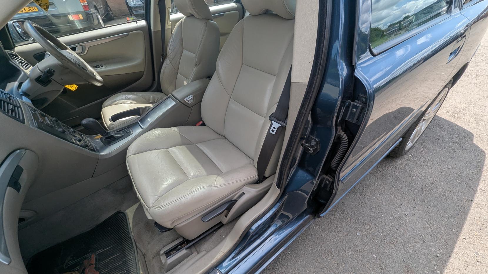 Volvo V70 2.4 D5 SE Estate 5dr Diesel Automatic (215 g/km, 185 bhp)