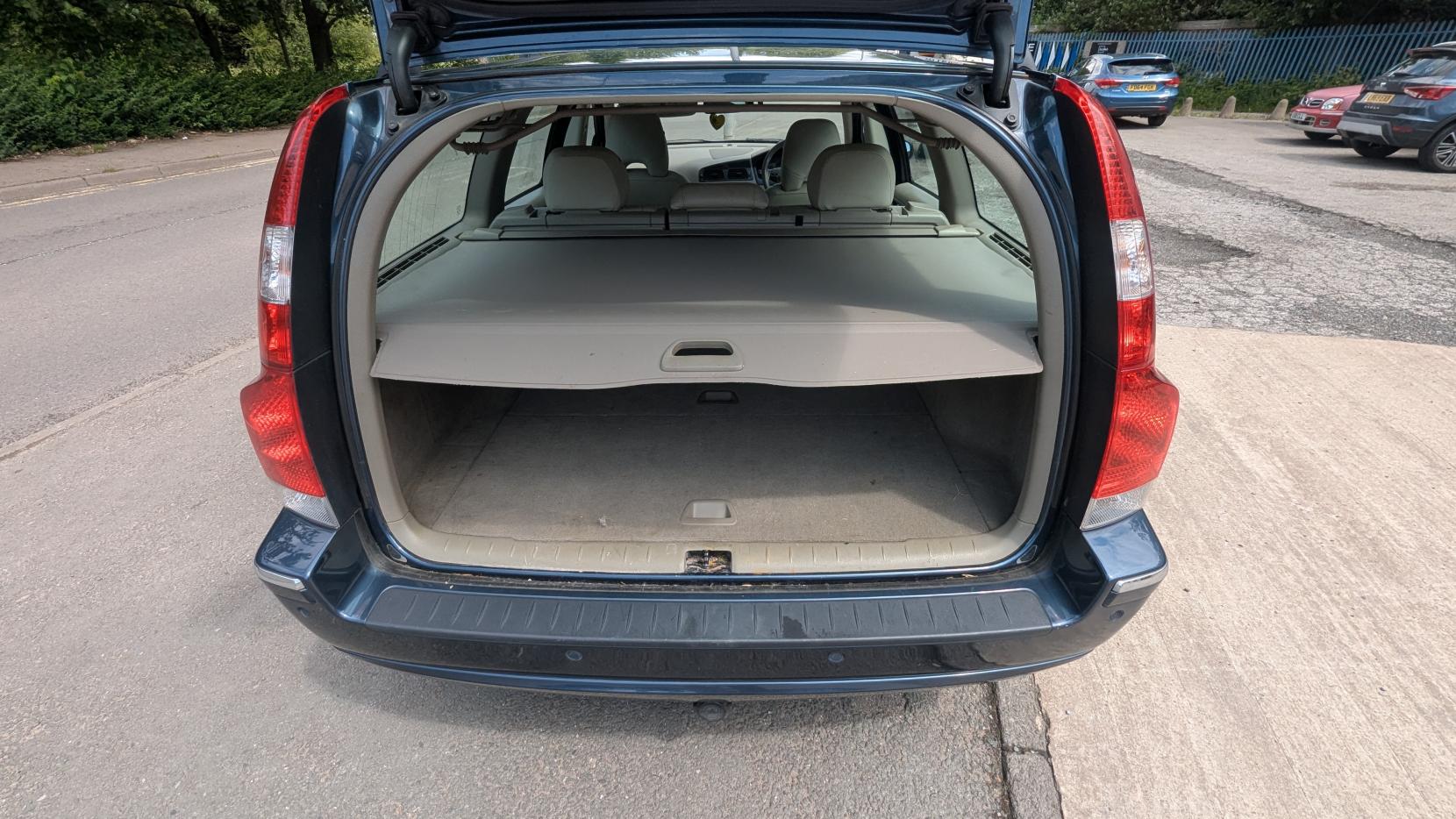 Volvo V70 2.4 D5 SE Estate 5dr Diesel Automatic (215 g/km, 185 bhp)