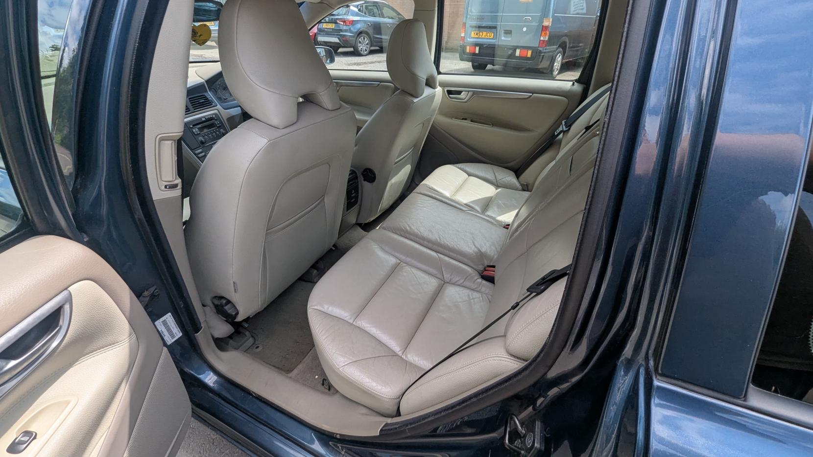 Volvo V70 2.4 D5 SE Estate 5dr Diesel Automatic (215 g/km, 185 bhp)