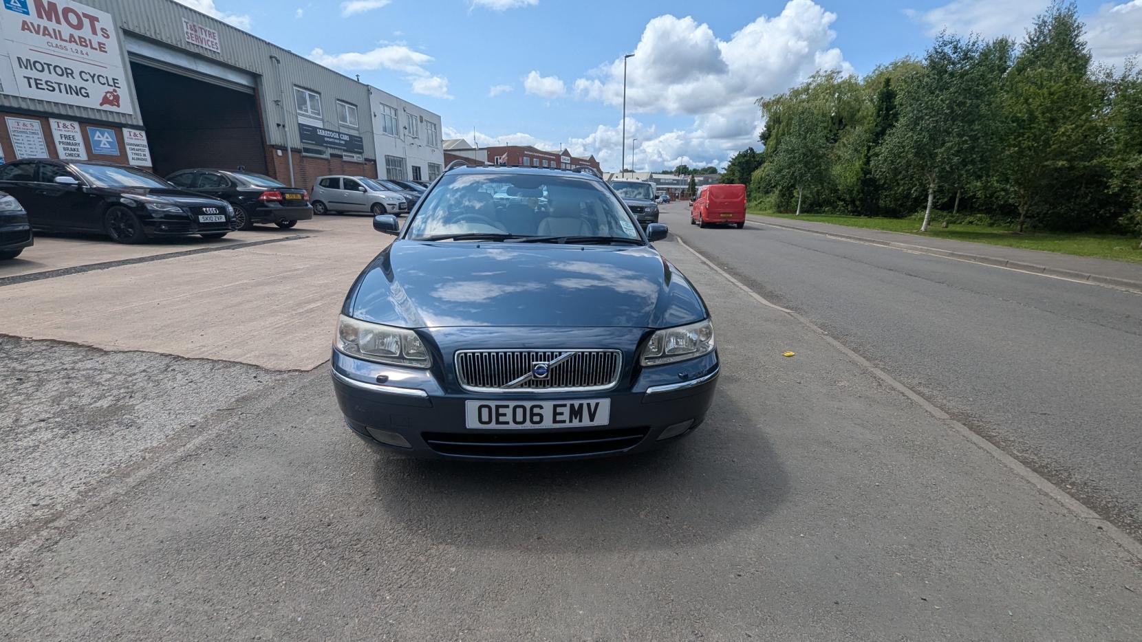 Volvo V70 2.4 D5 SE Estate 5dr Diesel Automatic (215 g/km, 185 bhp)