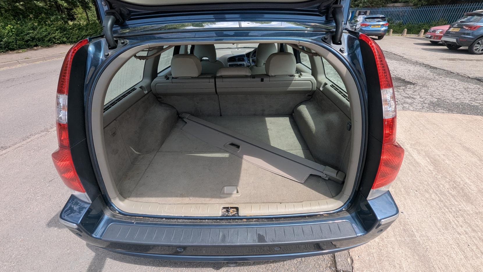 Volvo V70 2.4 D5 SE Estate 5dr Diesel Automatic (215 g/km, 185 bhp)