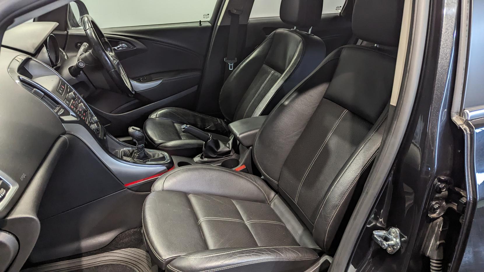 Vauxhall Astra 1.6 16v Elite Hatchback 5dr Petrol Manual Euro 5 (115 ps)